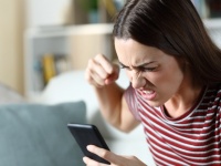 怒りで頭に血が上っていると、嘘の情報に騙されやすくなる（米研究）
