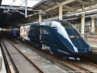 ​蜷川実花が新幹線をプロデュース。お披露目