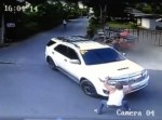 映画じゃあるまいし…　路上で銃撃戦が勃発で逃げられない！
