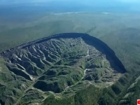 シベリアの「冥界への入り口」と呼ばれる世界最大の永久凍土の穴は、さらに拡大を続けていた