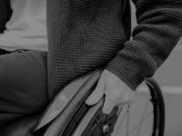 「交通量の多い場所で、通り過ぎる車を見つめる車いすの男。車道に出ていて危ないので声をかけると...」（東京都・50代女性）