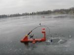 氷の上に固定していた釣竿が… ヒットした後いろいろとシュールな展開に。