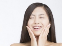 トラブル知らずな人がうらやましい！　「肌が荒れやすい」と思う女性は約7割