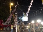 どうしてこうなった？　電柱に自動車がぶら下がるという珍事が発生！
