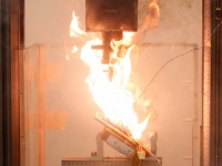 サムスン電子のスマートフォン「ギャラクシーノート7」の発火実験（写真：ロイター/アフロ）
