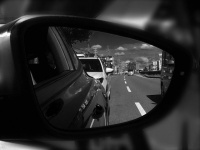 「車道に入るときに、前を譲ってくれた車。中のやくざ風の男たちが、笑顔でピッタリ後ろにつけてきて...」（群馬県・50代女性）