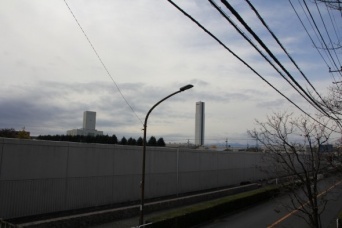 目的地、東芝府中事業所のエレベーター試験塔と府中刑務所の無機質な塀