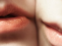 艶やかさにド興奮？　キスのとき、口紅をしていてほしい派……男子●●％