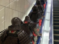 新型コロナの影響で「エスカレーターを埋め尽くす鎧武者の行列」が誕生していた件