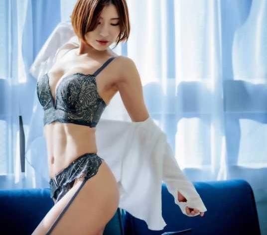音羽美奈 「みなぽち」 直筆サイン入り チェキ えちえち開脚ポーズ 音羽美奈(みなぽち)、“色気が漂う”鼠径部露わなセクシー