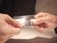 まさかの10万円以上!?　女性が1カ月に利用するクレジットカードの金額ランキング