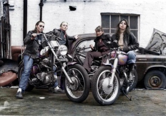 アメリカのモーターサイクルギャング「ヘルズ・エンジェルス」に所属した女性たちの写真をカラー化（1960年代～70年代）