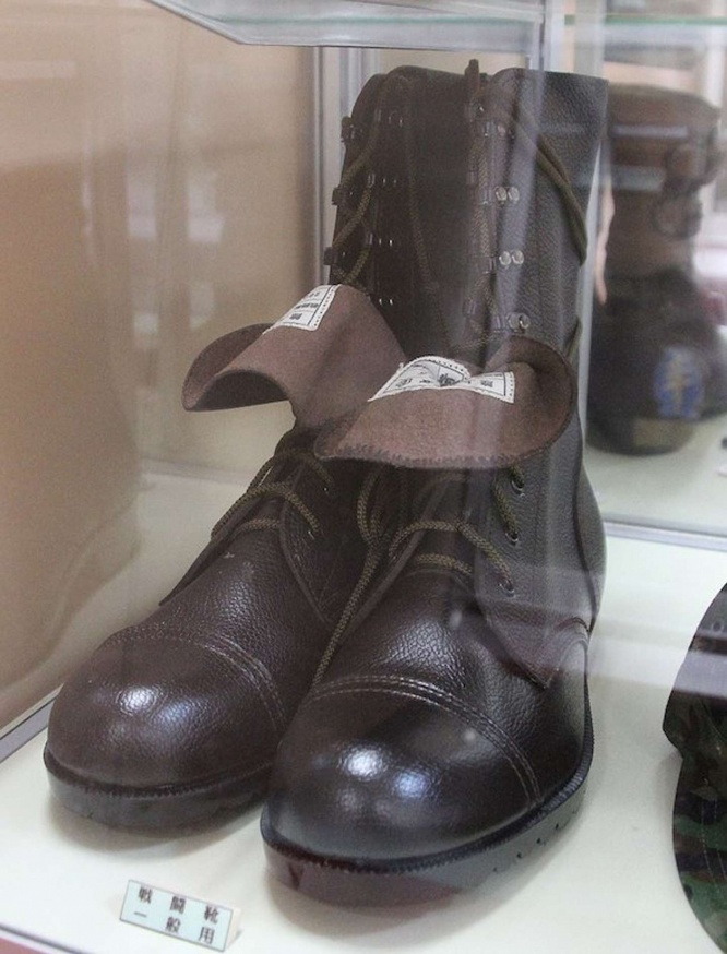 陸上自衛隊の戦闘装着セットとして納入された戦闘長靴（さくらゆい595821さん撮影、Wikimedia Commonsより）