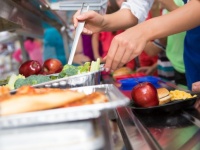 給食費問題。アメリカ・メイン州で給食費未納の学生を罰したり、非難したりすることを公立学校に禁止する法案が提出