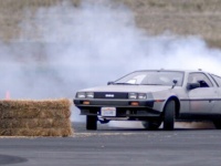 バック・トゥ・ザ・フューチャーの名物車、デロリアンが自動運転車に改造され華麗なドリフトを決める