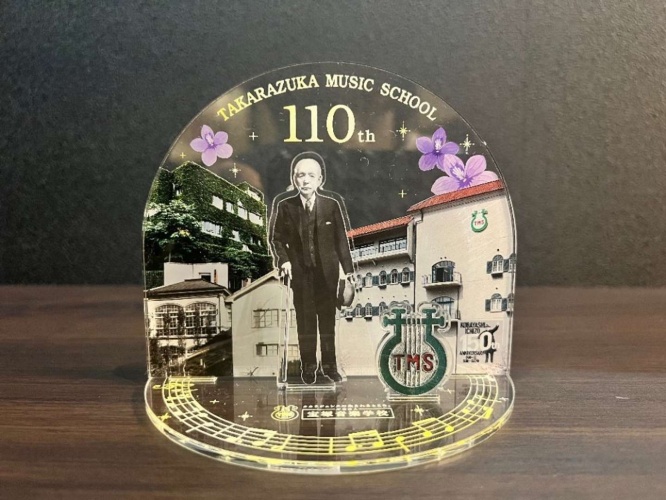 式典参加者に記念品として配布された小林一三氏のアクリルスタンド(画像提供:(公益財団法人)阪急文化財団)