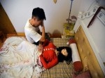 ラブドールを妻同然に愛でる男性、そこには悲しい事情があった…