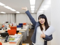 今日は定時で帰ります!!　女子がどうしても定時で退社したいときにとる方法4つ！