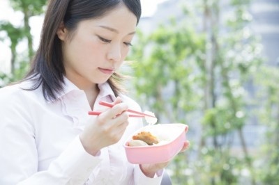 ペットボトルすら買わない……！　女性たちが貯金のためにがまんしていること3つ