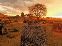 巨人伝説のあるジャール平原に点在する巨大石壺の謎に関する新たな手がかり（ラオス）