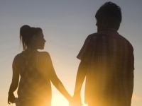 大好きだけど……！　女子がデートで苦手なのは「手をつなぐ」VS「腕をくむ」どっち？