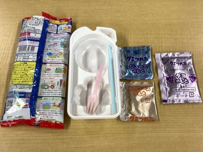 専用の粉が3種と、容器にフォーク、ストローもセットになっている（編集部撮影）