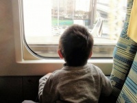 「小学生の息子が、新幹線で初めての一人旅。ひきつった顔で席に座った彼を、隣の席の若者が...」（大阪府・60代女性）