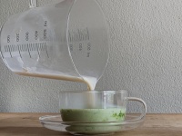 suya（＠neko_jalashi）による「アイスアーモンド抹茶ラテ」（※編集部でのトリミング加工あり）