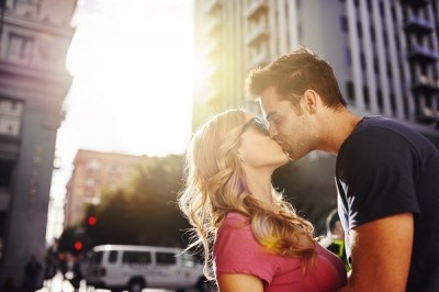 ディープじゃなければOK!?　街中で彼氏からキスをせがまれたらしちゃう女子⇒約〇割以上！