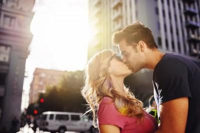 ディープじゃなければOK!?　街中で彼氏からキスをせがまれたらしちゃう女子⇒約〇割以上！