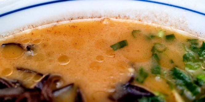 ほのかに甘い豚骨と黒マー油の組み合わせ