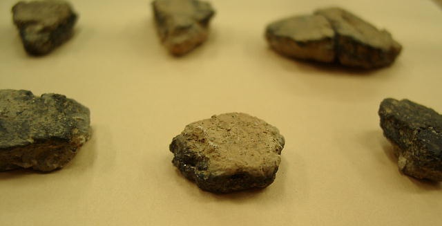 太平山本遺跡から発見された土器の破片 ウィキペディアより