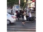 スルスルとすり抜けるよう…！　『車道を横断する達人』の女性。