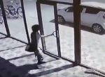 そこにいくか…！　女性のガラスの扉へのぶつかり方が予想外。
