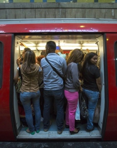 男だってイライラ！　満員電車でイラっとする女性の言動4つ！「混んでる中で化粧」「香水くさい」