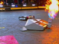 アメリカのロボットバトルがアツい！鉄板ハンマーロボVSルンバ風ロボット対決、衝撃の結末は？！