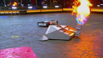 アメリカのロボットバトルがアツい！鉄板ハンマーロボVSルンバ風ロボット対決、衝撃の結末は？！