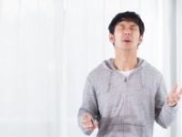かゆくても●●はいじれない！　男性が女性の前でかける体のパーツの境界線