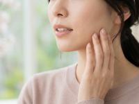 その肩こりや頭痛、原因は”噛み合わせ”かもしれない。　新生活で口元を見直すべき本当の理由