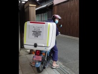 住職が料理を届けます（画像は法泉寺Facebook