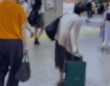 最後の同窓会のため、大混雑の東京駅へ荷物を抱えて繰り出した老母。ゆっくり階段を降りてたらスーツの男性が（東京都・50代女性）