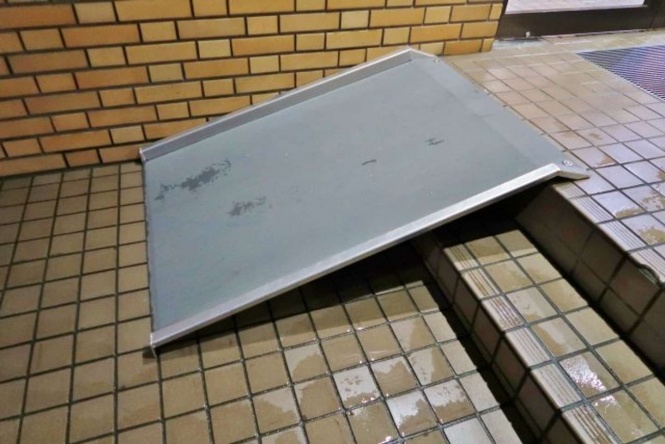 段差で転んだときに...（画像はphotoAC）