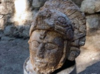 ヘビの兜をかぶった古代マヤ戦士の頭部彫像が発見される