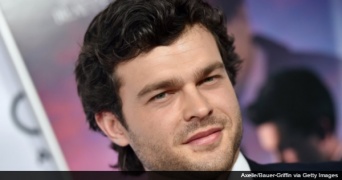 ハリソン・フォードが演じていた若き日のハン・ソロ役に挑戦するアルデン・エーレンライク、仕上がりはどんな感じ？