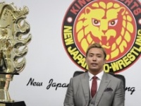 一夜明け会見をするオカダ・カズチカ