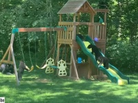 ディズニー映画かな。5匹の子グマたちが人間の遊具で楽しく遊ぶ。やさしく見守る母熊