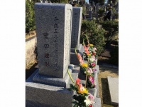 名古屋市内の墓地に立つ豊田稔氏の墓。理彰氏は墓前で父に詫びたのだろうか。