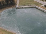 【ロシア】凍った湖になぜかタイヤ痕が残っていた！　怖すぎる１枚