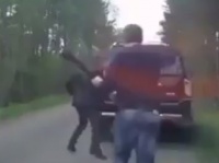 【本当におそロシア】前方に突然停車した車からチンピラが出てきた！→後走車がまさかのデカい斧で応戦