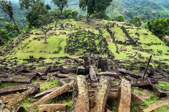 インドネシアの遺跡が世界最古のピラミッドである可能性